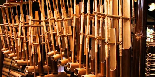 Kelompok musik memainkan angklung dengan semangat