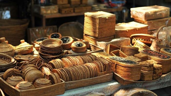 Pengrajin sedang membuat kerajinan dari bambu