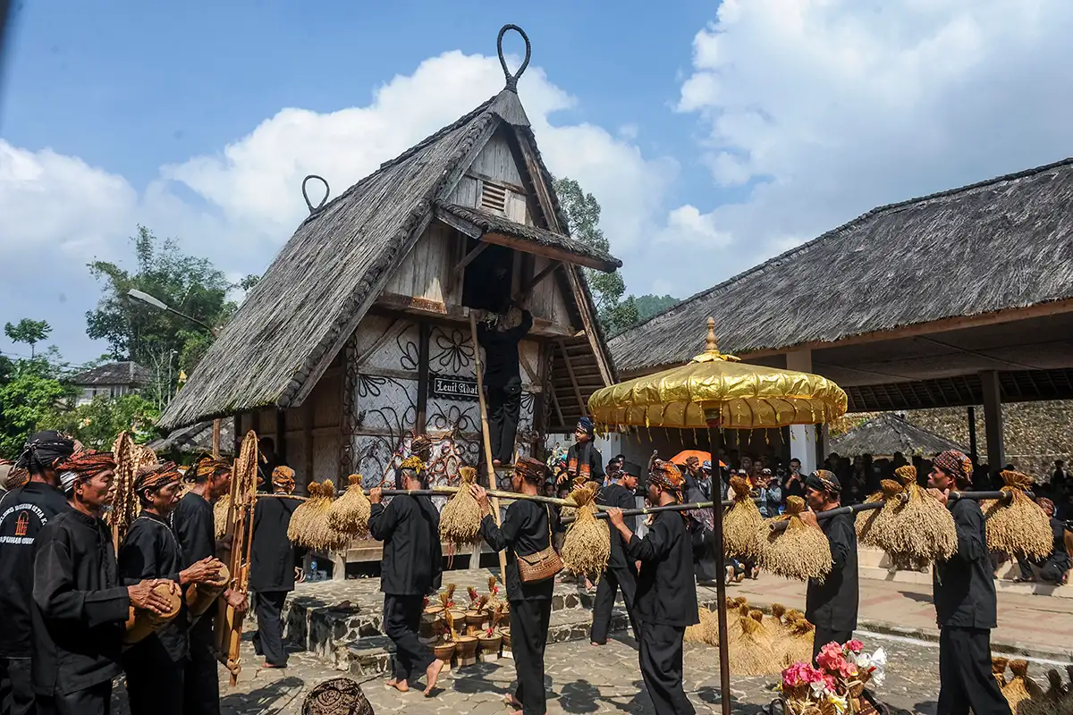 Upacara adat Seren Taun dengan arak-arakan hasil bumi